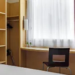 Ibis West Station 3*