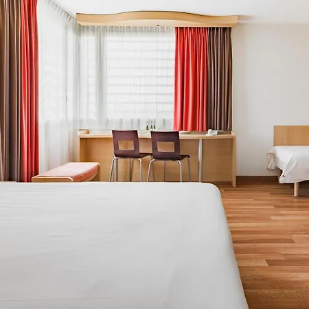 Ibis West Station Otel Varşova