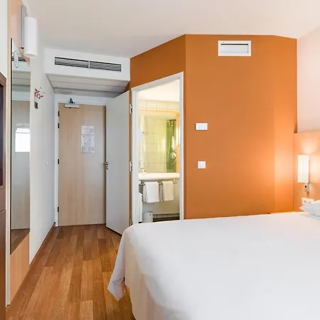 Ibis West Station Otel 3*