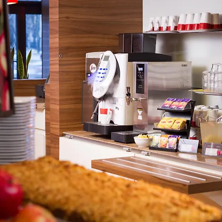 Ibis West Station 3*