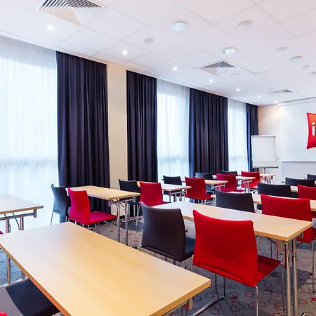 Ibis West Station Otel Varşova