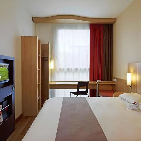 Ibis West Station Hotell 3*