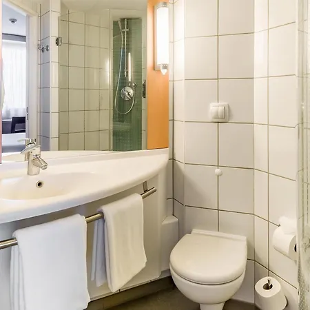 Ibis West Station 3*