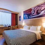 Ibis West Station 3*