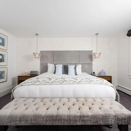 Ibis West Station Hotel