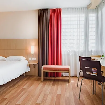 Ibis West Station 3*