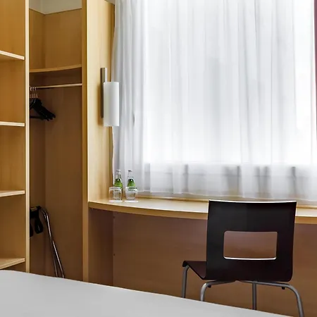 Ibis West Station 3*