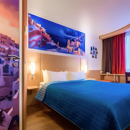 Hotel Ibis West Station 3*