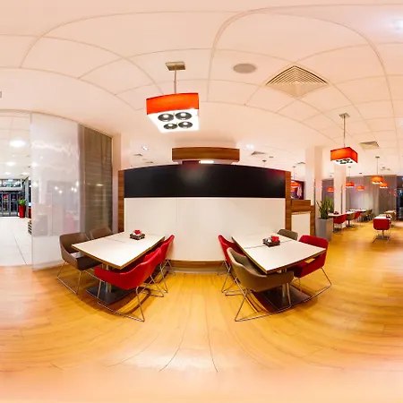 Ibis West Station Varsó