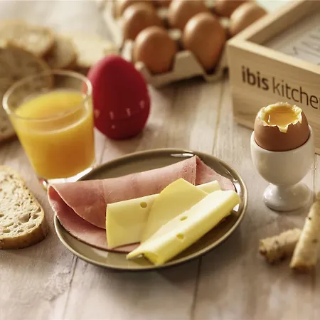 Hotel Ibis West Station 3*