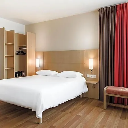 Hotel Ibis West Station 3*