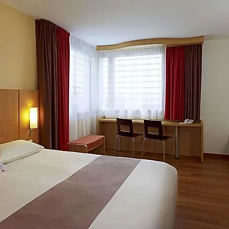 Hotel Ibis West Station Varsovia