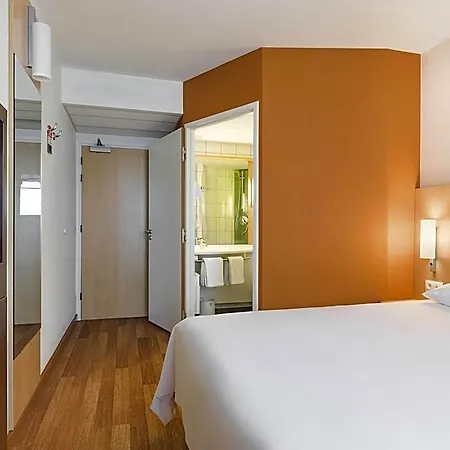 Ibis West Station 3*