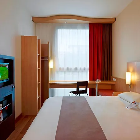 Hotel Ibis West Station 3*
