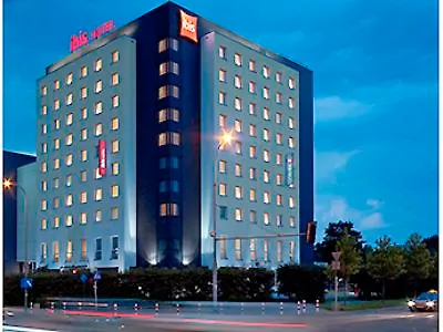 Ibis West Station 3*