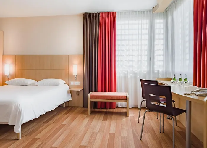 Ibis West Station 3*