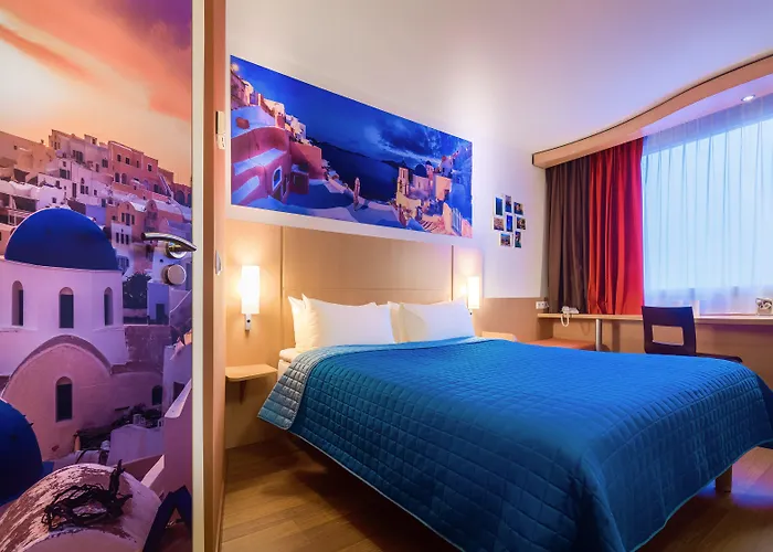 Hotel Ibis West Station 3*