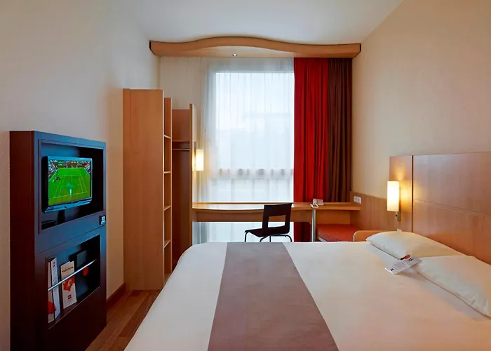 Hotel Ibis West Station 3*
