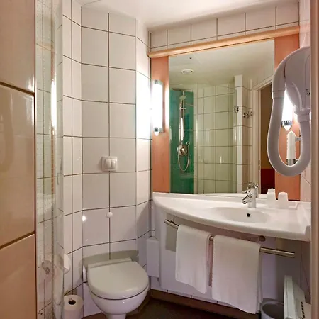 Отель Ibis West Station 3*