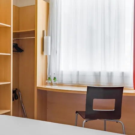 Hotel Ibis West Station 3*