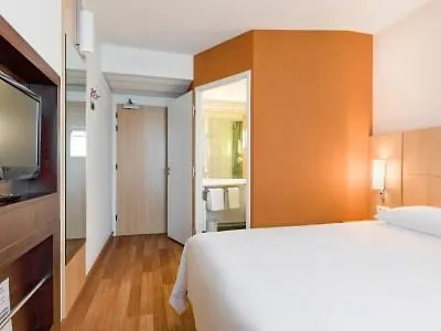 Hotel Ibis West Station