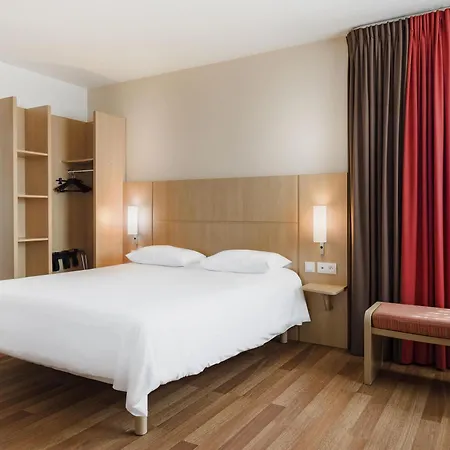 Ibis West Station Warsaw