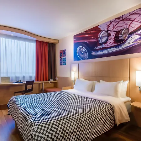 Ibis West Station 3*