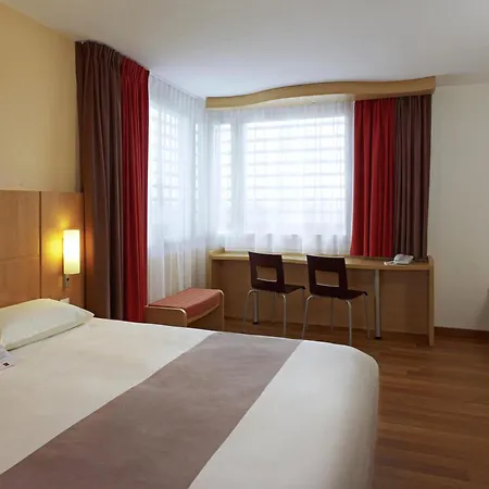 Ibis West Station 3*
