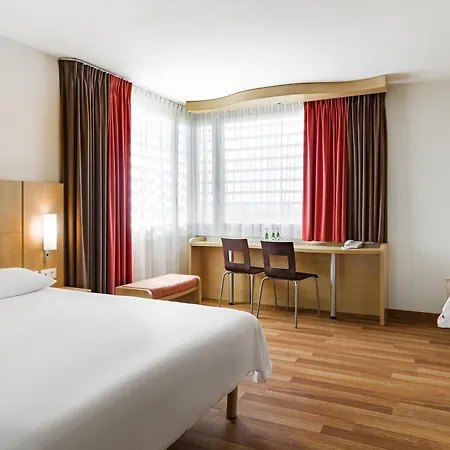 Ibis West Station 3*